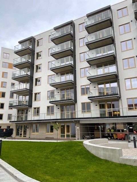 Her ser man opp mot leiligheten og balkongen (6. etg. ytterst mot venstre)